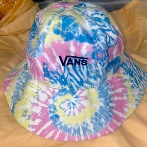 Vans tie dye bucket hat. Worn a few times. Like new ✨. 100% polyester.
